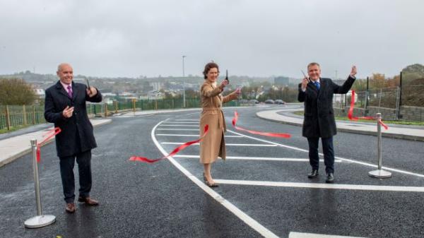Chief Executive, Mayor and Minister McGrath cutting ribbon on road
