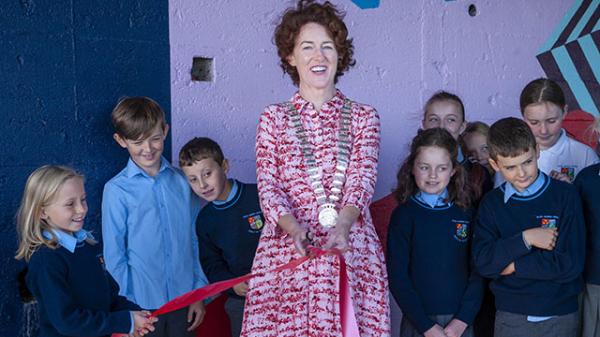 Mayor with students from Scoil Barra Naofa in front of Mural.