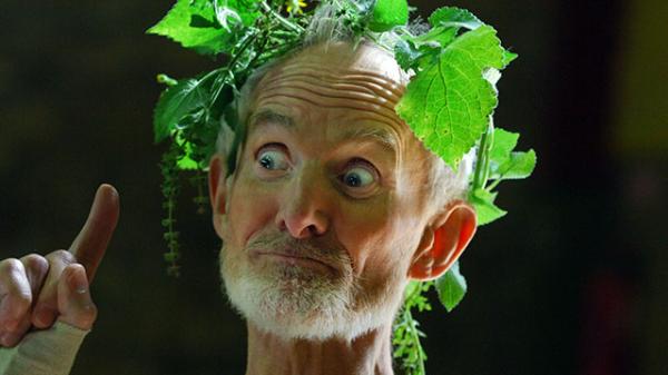 Actor playing King Lear, wearing crown of nettles