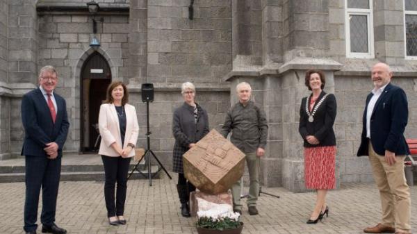 The Mayor of the county of cork with the previous mayor and mairead lucey unveiling a commemorative peice with the artists