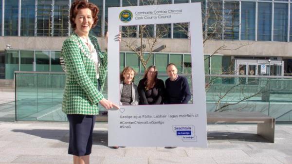 Mayor, Irish Officer, County Librarian and Library staff member outside County Hall. Mayor holding Seachtain na Gaeilge branded frame in front of others.