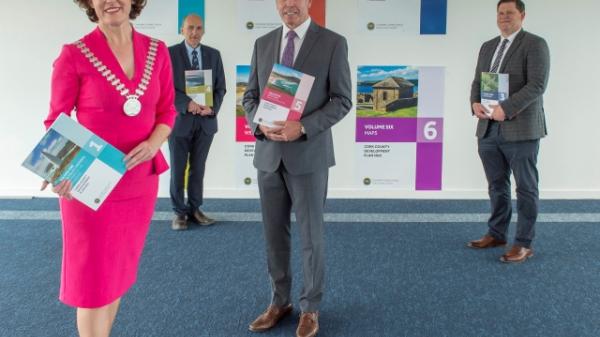 Mayor with Chief Executive, Director of Planning and Senior Planner with copies of document