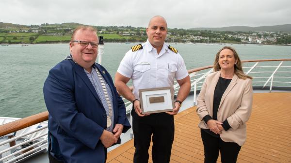 The Mayor of the County of Cork, Cllr. Danny Collins was on hand to welcome the cruise ship ‘Island Sky’ during its first visit to Schull when the Noble Caledonia vessel called to the West Cork town recently. 