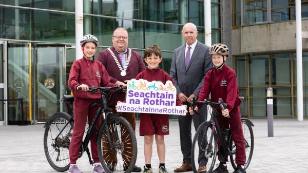 Mayor Collins and Chief Executive Tim Lucey with 3 students of Scoil Mhuire na nGrást, Belgooy, launching Bike Week 2023