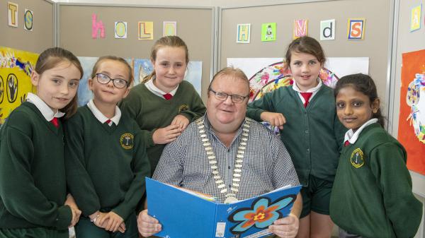 The Mayor of the County of Cork, Cllr. Danny Collins with pupils from Our Lady of Mercy Primary School, Bantry at the  lLaunch of Cork County Library’s Summer Stars programme.