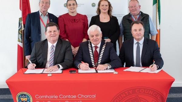 Pictured at the contract signing for the Baile Bhuirne to Macroom Active Travel project with the Mayor of County Cork, Cllr. Frank O'Flynn is Michael Lynch A/Divisional Manager South Cork, Cork County Council and Beren De Hora, Director, Fehily Timoney & Co along with (back row l to r) Cllr. Michael Looney, Cllr. Gobnait Moynihan, Cllr. Eileen Lynch and Cllr. Ted Lucey.
