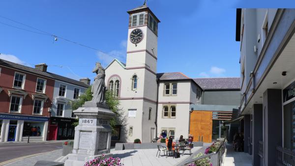 A building and statue