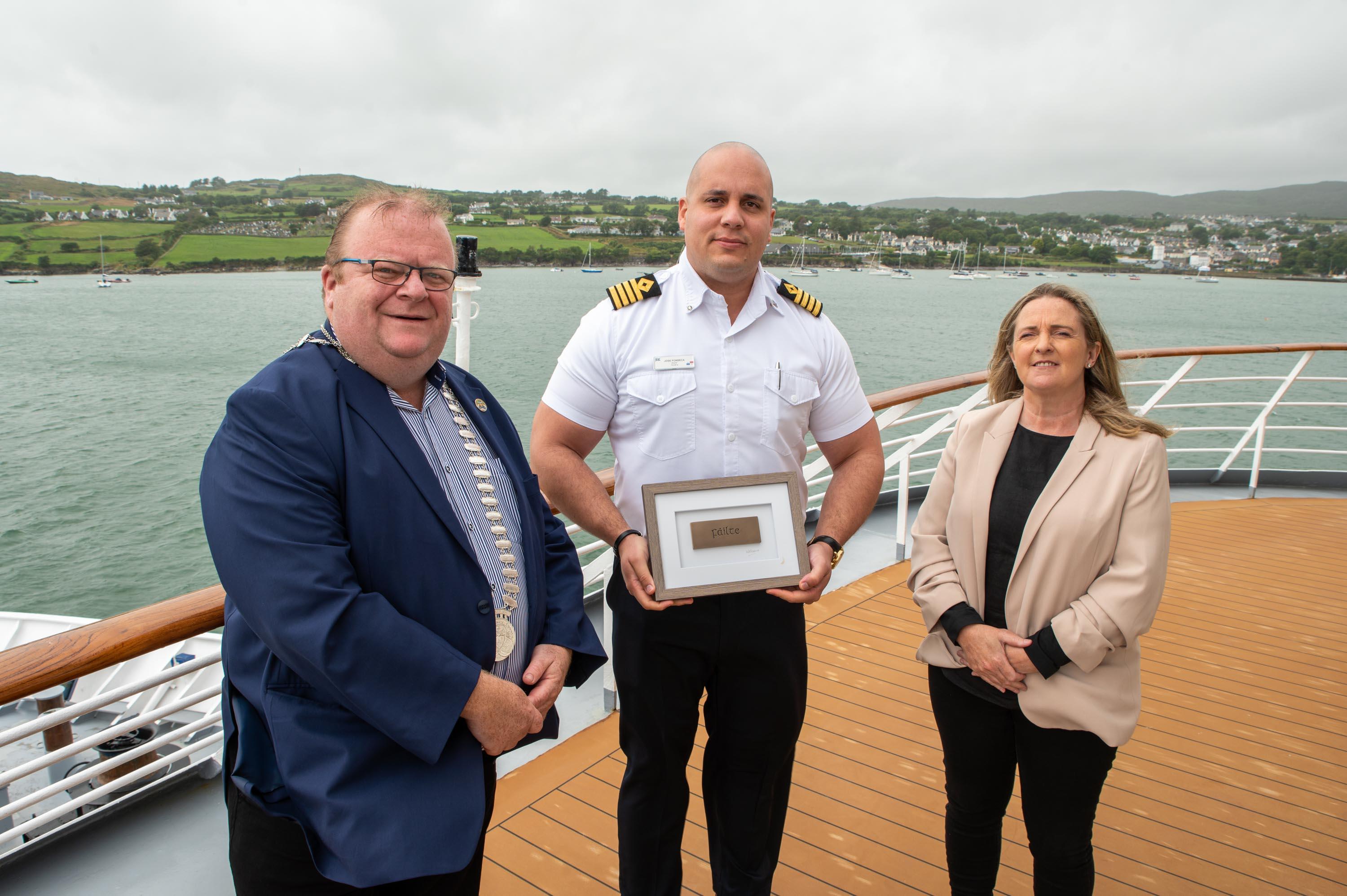 The Mayor of the County of Cork, Cllr. Danny Collins was on hand to welcome the cruise ship ‘Island Sky’ during its first visit to Schull when the Noble Caledonia vessel called to the West Cork town recently. 