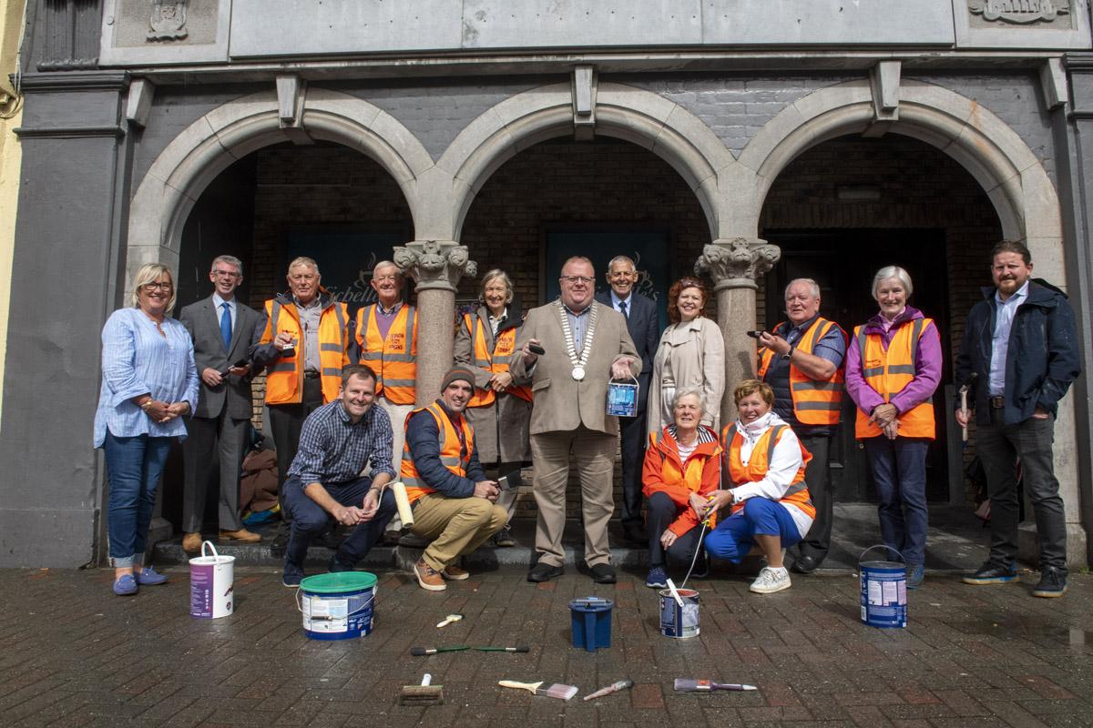 A group photograph including the Mayor of the county of Cork in front of a building