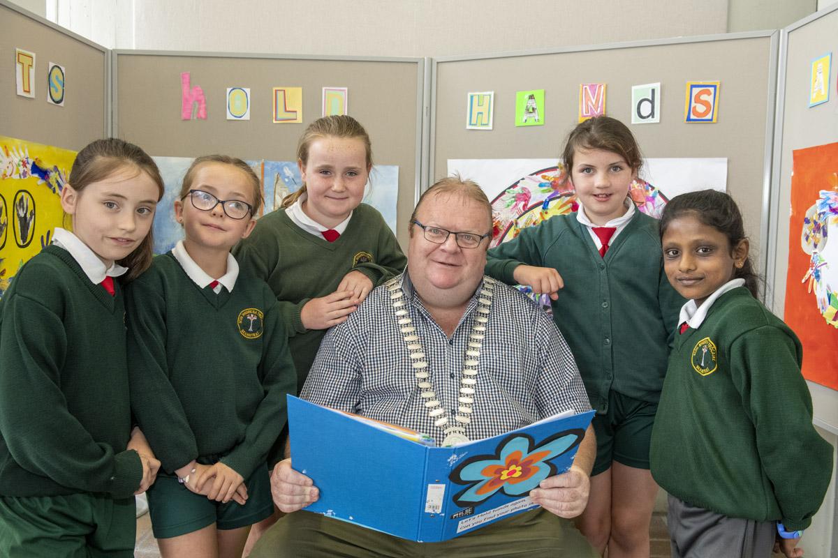 The Mayor of the County of Cork, Cllr. Danny Collins with pupils from Our Lady of Mercy Primary School, Bantry at the  lLaunch of Cork County Library’s Summer Stars programme.