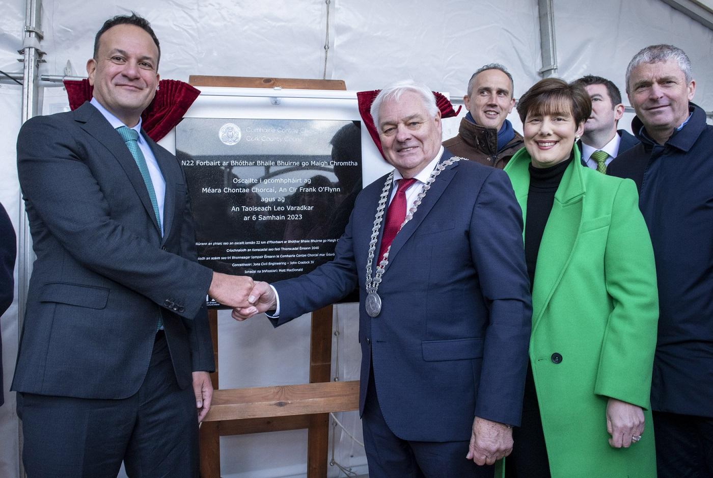 The final section of the N22 Macroom to Baile Bhuirne bypass has been officially opened marking the completion of the €280 million project. The ribbon was cut on the last 6 km section today by Mayor of the County of Cork, Cllr. Frank O’Flynn and Taoiseach, Leo Varadkar TD.