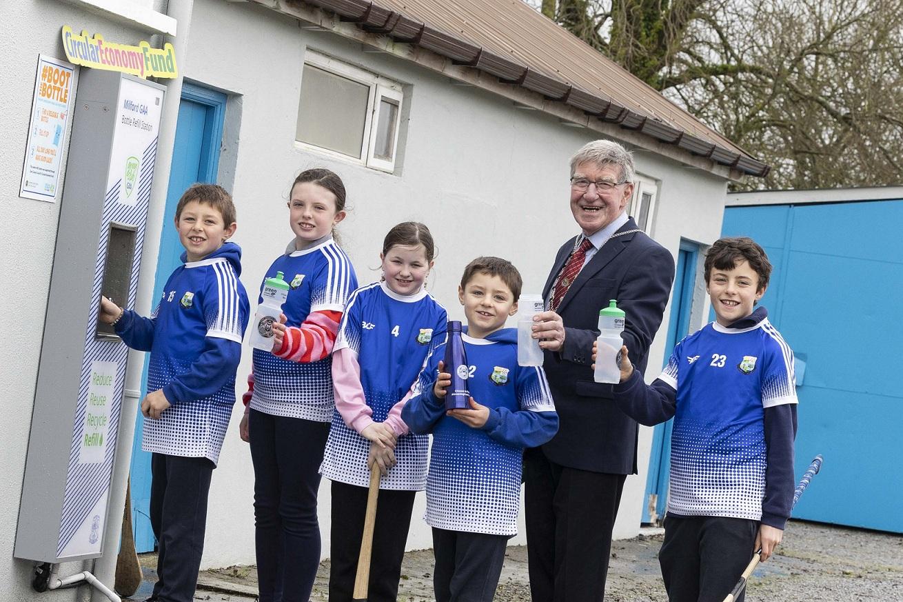 Cllr Ian Doyle, Deputising for the Mayor of the County of Cork, launching Cork County Council’s 2025 Circular Economy Fund with students from Milford GAA